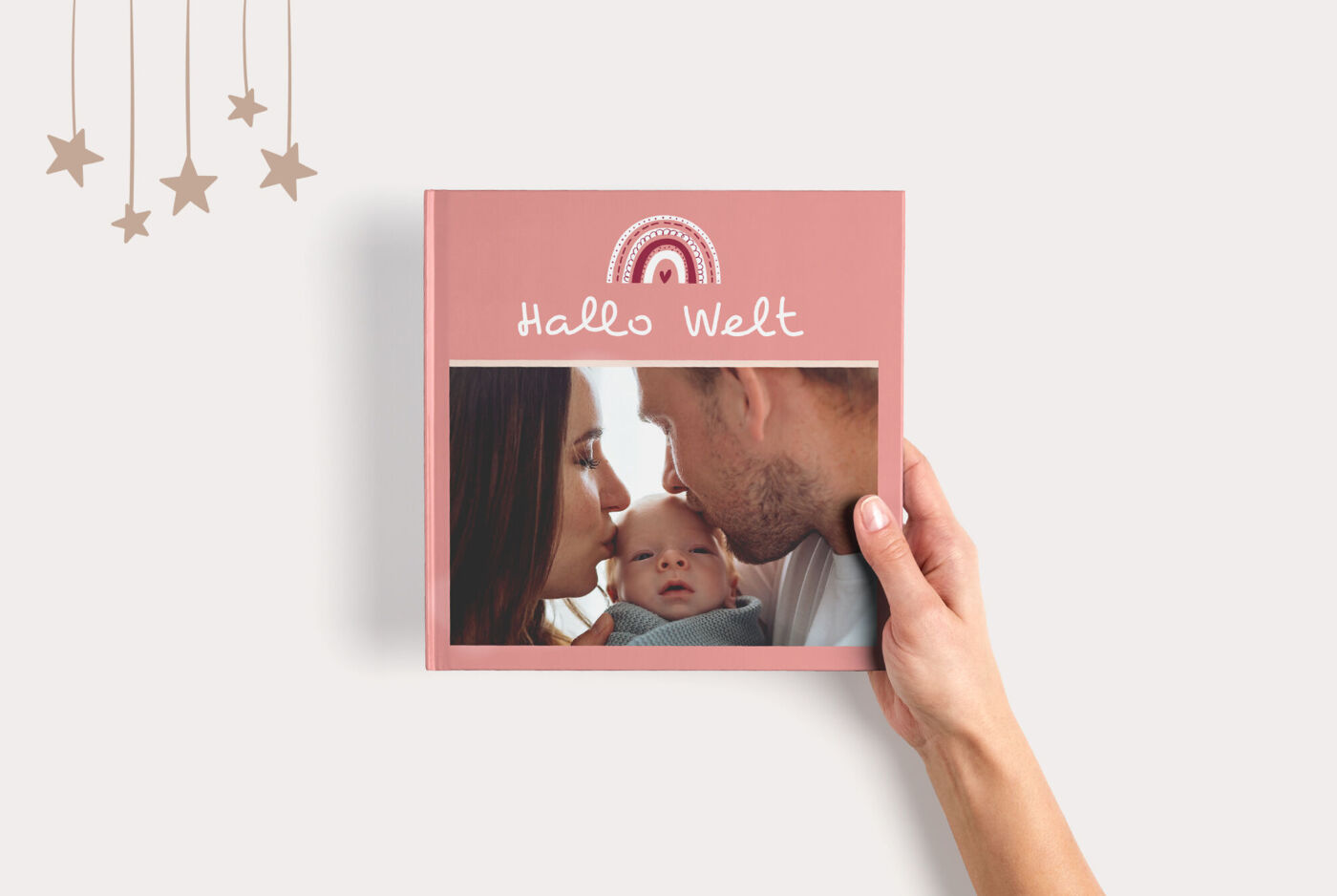 CEWE FOTOBUCH Quadratisch mit einem Foto von Eltern und Baby.