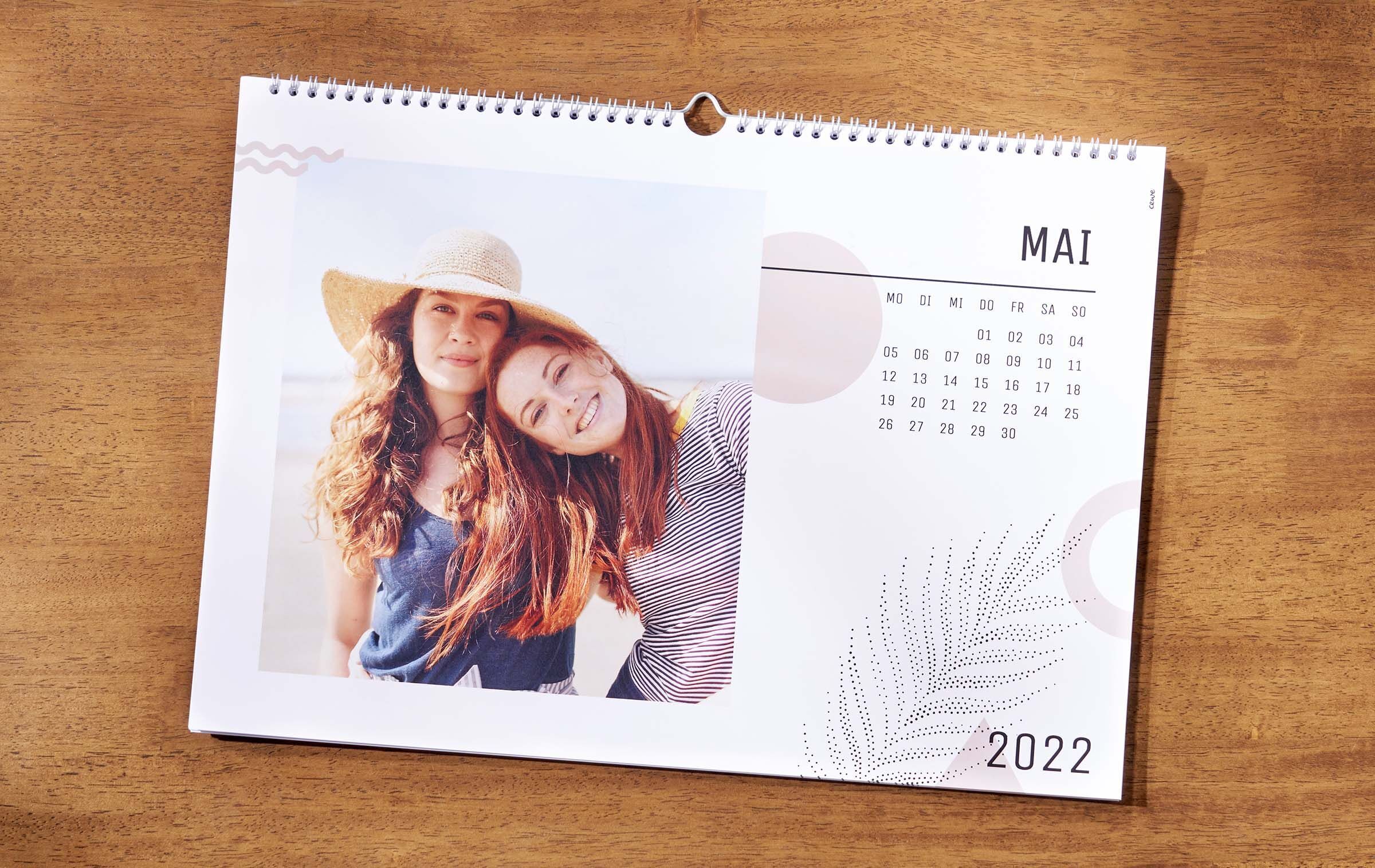 Wandkalender-Geschenk mit Startmonat, besonderen Fotos und Farben gestalten  CEWE